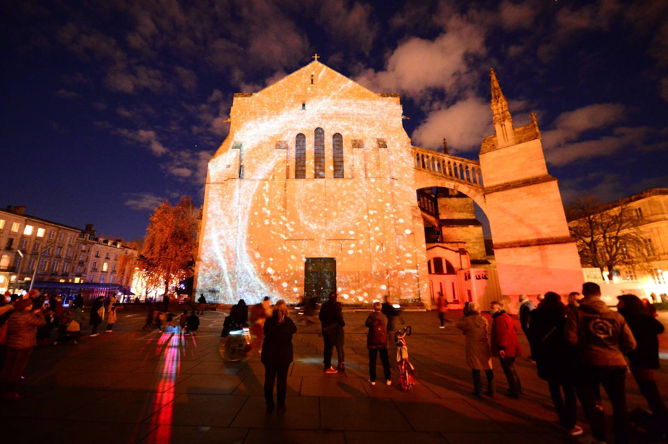 La catedral de Burdeos luce una espectacular iluminación navideña que contribuye a alegrar la vida cotidiana en el centro de la ciudad.