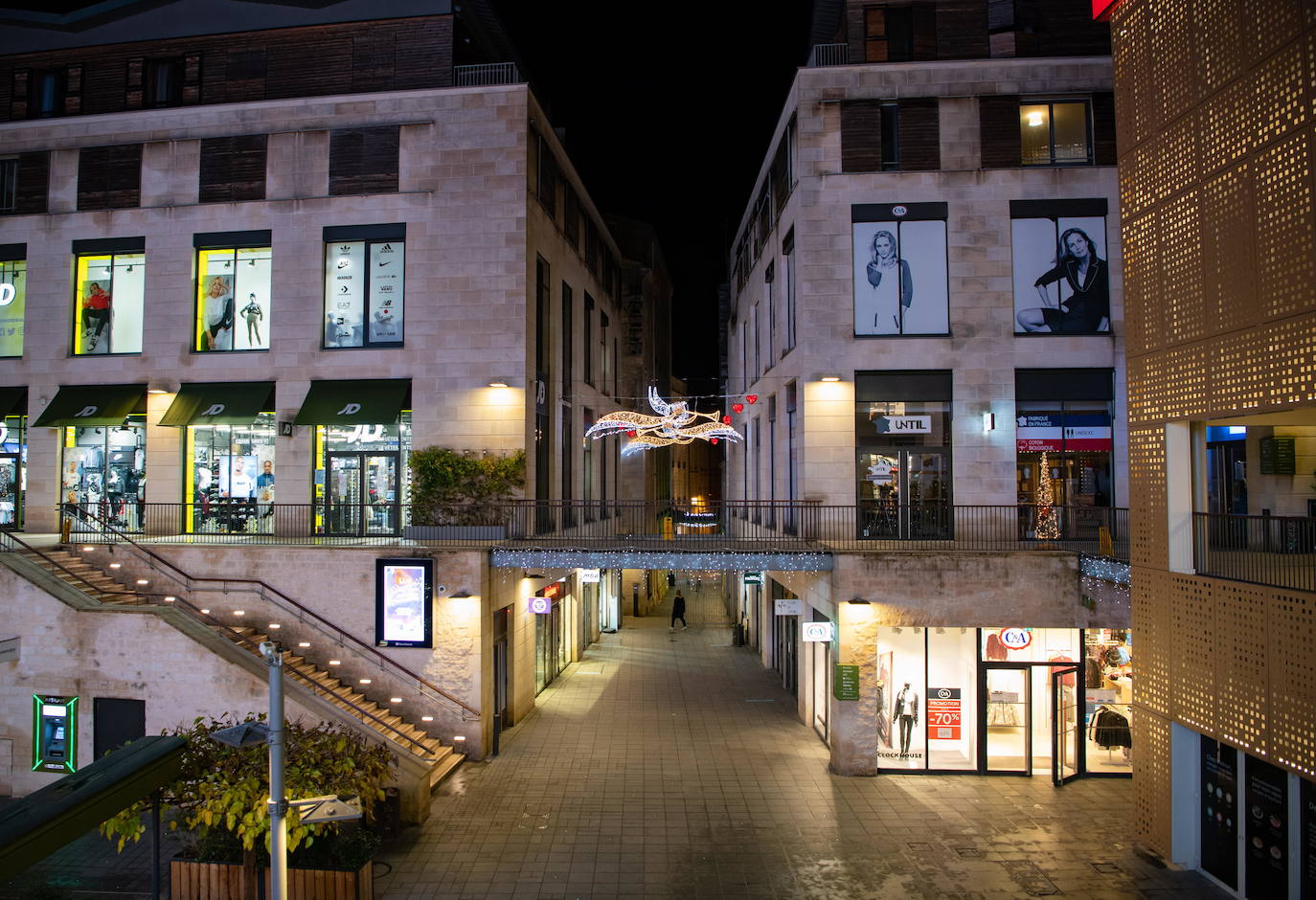 La catedral de Burdeos luce una espectacular iluminación navideña que contribuye a alegrar la vida cotidiana en el centro de la ciudad.