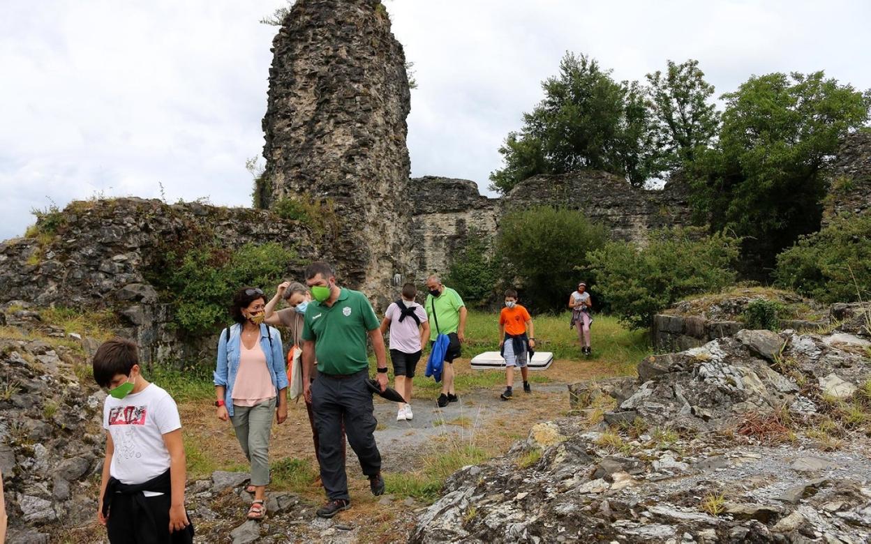Este año, la Fundación Irun 1522 ha guiado paseos que han pasado por las ruinas del fuerte de Gazteluzar. 