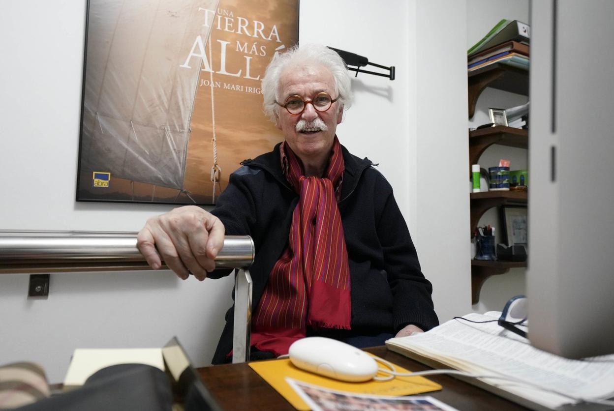 El escritor Joan Mari Irigoien, diagnosticado de esclerosis lateral hace más de una década, ayer en su casa. 
