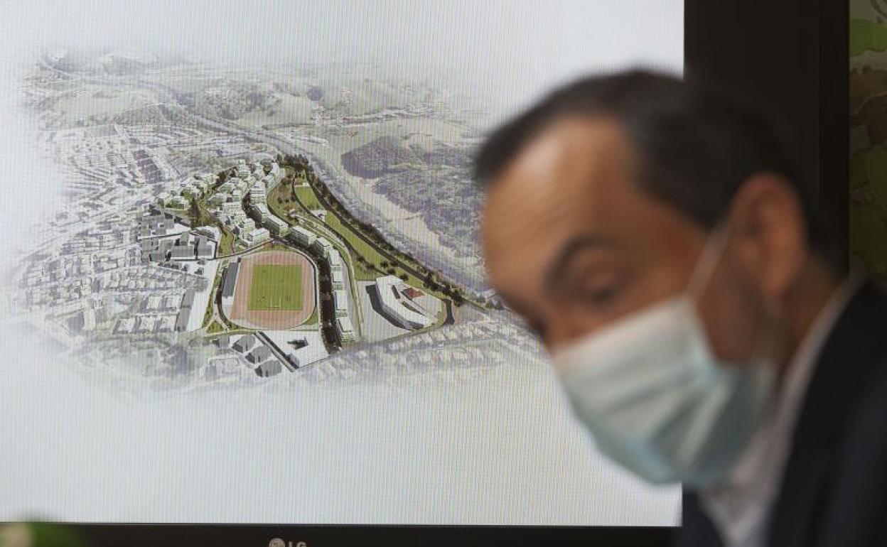 Miguel Ángel Páez junto a una infografía de la propuesta para Txenperenea. 