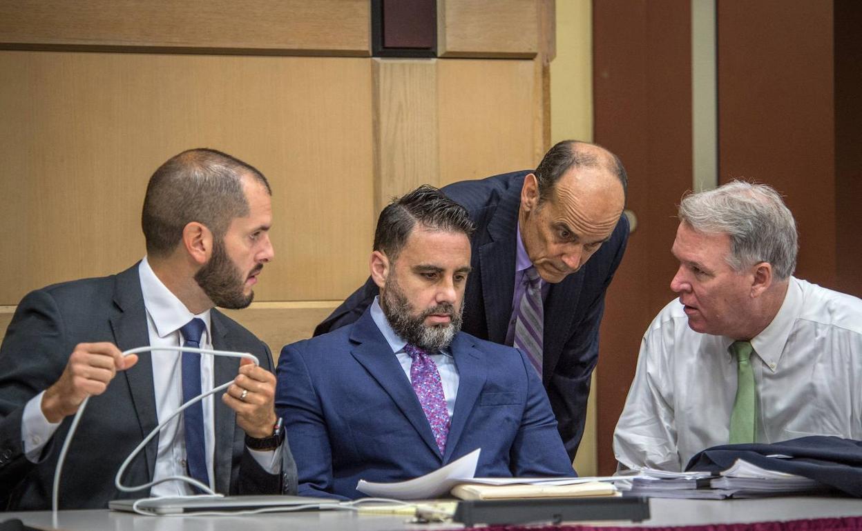 Ibar justo a sus letrados en un momento del juicio.