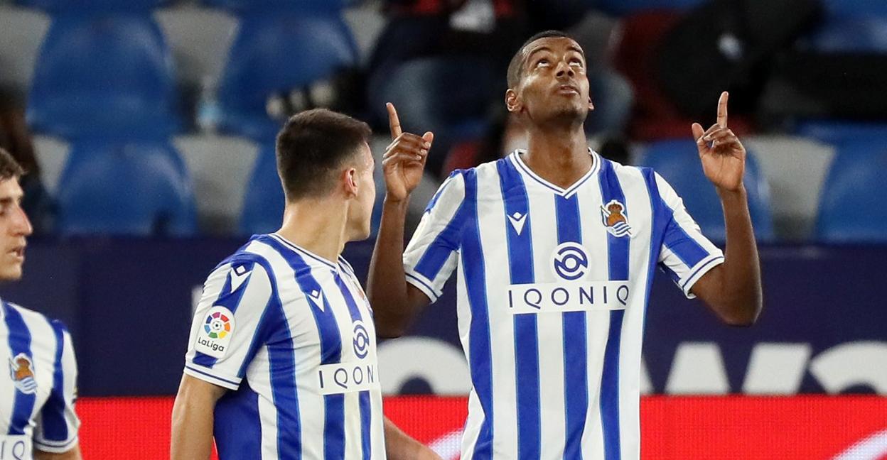 Isak celebra su gol al Levante, ante la mirada de Barrenetxea. 