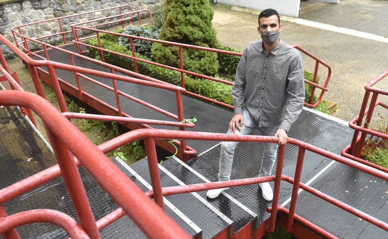 Rachid llegó a Donostia en enero, donde estuvo viviendo en la calle hasta que en marzo fue beneficiado por la ayuda 'Lehen Urratsa'. 