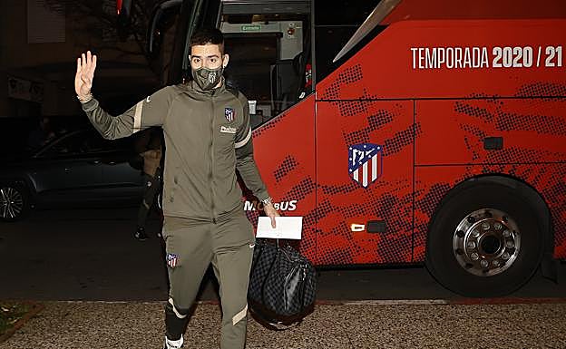 Imagen principal - Los jugadores del Atlético de Madrid ya están en San Sebastián.