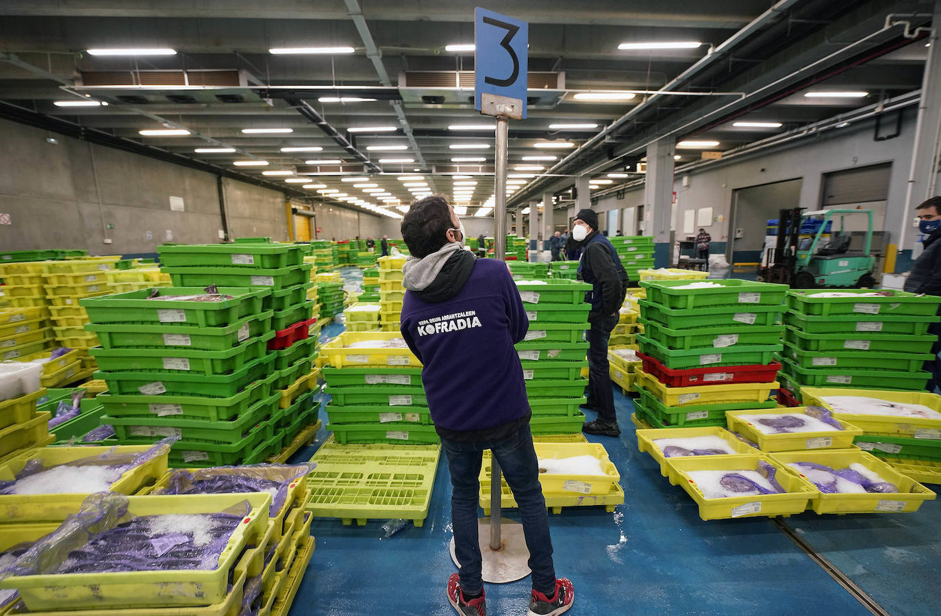 La lonja de Pasaia confirma que la Navidad será distinta, al detectarse en los encargos que las celebraciones van a ser de menos personas. Armadores, vendedores, mayoristas y minoristas trabajan estos días sin descanso para que ninguna familia o establecimiento hostelero se quede estas Navidades sin pescado fresco.