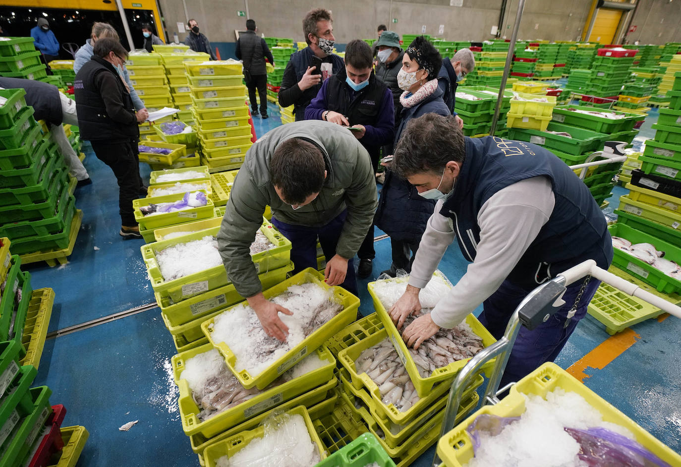 La lonja de Pasaia confirma que la Navidad será distinta, al detectarse en los encargos que las celebraciones van a ser de menos personas. Armadores, vendedores, mayoristas y minoristas trabajan estos días sin descanso para que ninguna familia o establecimiento hostelero se quede estas Navidades sin pescado fresco.