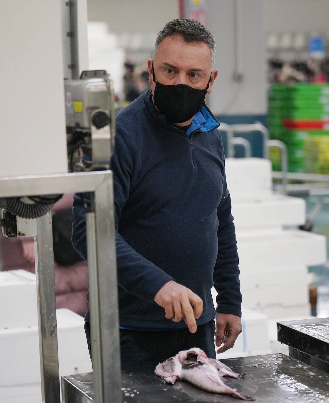 La lonja de Pasaia confirma que la Navidad será distinta, al detectarse en los encargos que las celebraciones van a ser de menos personas. Armadores, vendedores, mayoristas y minoristas trabajan estos días sin descanso para que ninguna familia o establecimiento hostelero se quede estas Navidades sin pescado fresco.