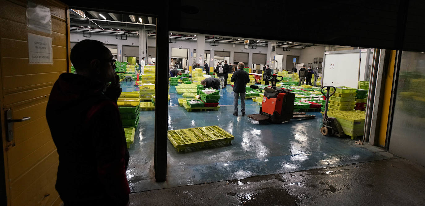 La lonja de Pasaia confirma que la Navidad será distinta, al detectarse en los encargos que las celebraciones van a ser de menos personas. Armadores, vendedores, mayoristas y minoristas trabajan estos días sin descanso para que ninguna familia o establecimiento hostelero se quede estas Navidades sin pescado fresco.
