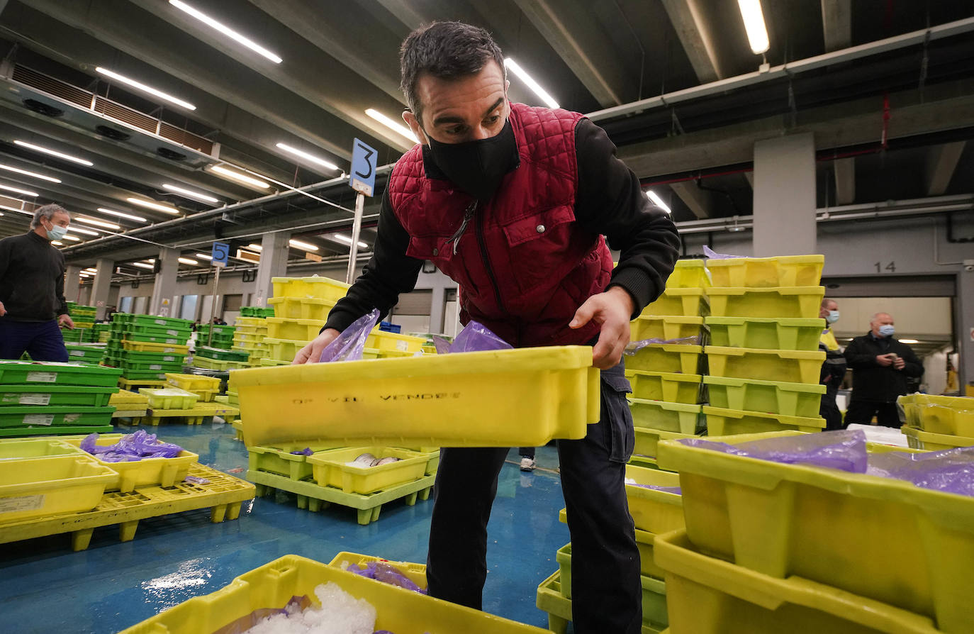 La lonja de Pasaia confirma que la Navidad será distinta, al detectarse en los encargos que las celebraciones van a ser de menos personas. Armadores, vendedores, mayoristas y minoristas trabajan estos días sin descanso para que ninguna familia o establecimiento hostelero se quede estas Navidades sin pescado fresco.