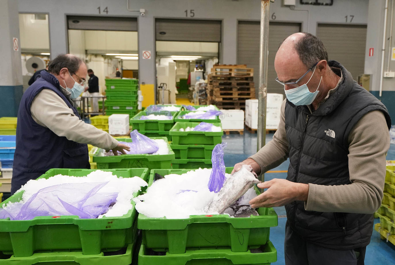 La lonja de Pasaia confirma que la Navidad será distinta, al detectarse en los encargos que las celebraciones van a ser de menos personas. Armadores, vendedores, mayoristas y minoristas trabajan estos días sin descanso para que ninguna familia o establecimiento hostelero se quede estas Navidades sin pescado fresco.