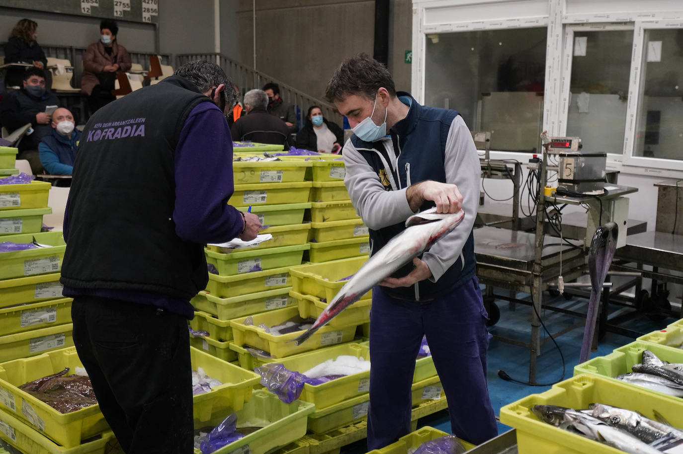 La lonja de Pasaia confirma que la Navidad será distinta, al detectarse en los encargos que las celebraciones van a ser de menos personas. Armadores, vendedores, mayoristas y minoristas trabajan estos días sin descanso para que ninguna familia o establecimiento hostelero se quede estas Navidades sin pescado fresco.
