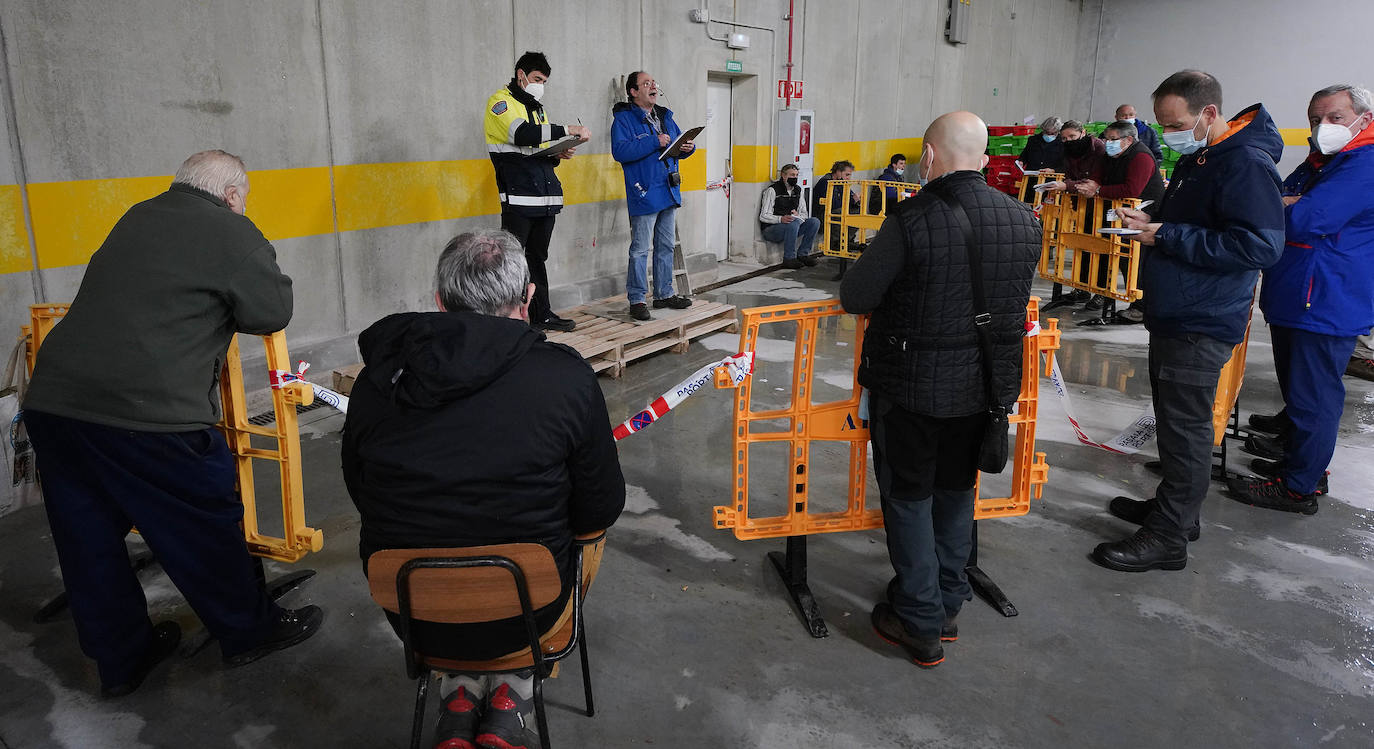 La lonja de Pasaia confirma que la Navidad será distinta, al detectarse en los encargos que las celebraciones van a ser de menos personas. Armadores, vendedores, mayoristas y minoristas trabajan estos días sin descanso para que ninguna familia o establecimiento hostelero se quede estas Navidades sin pescado fresco.