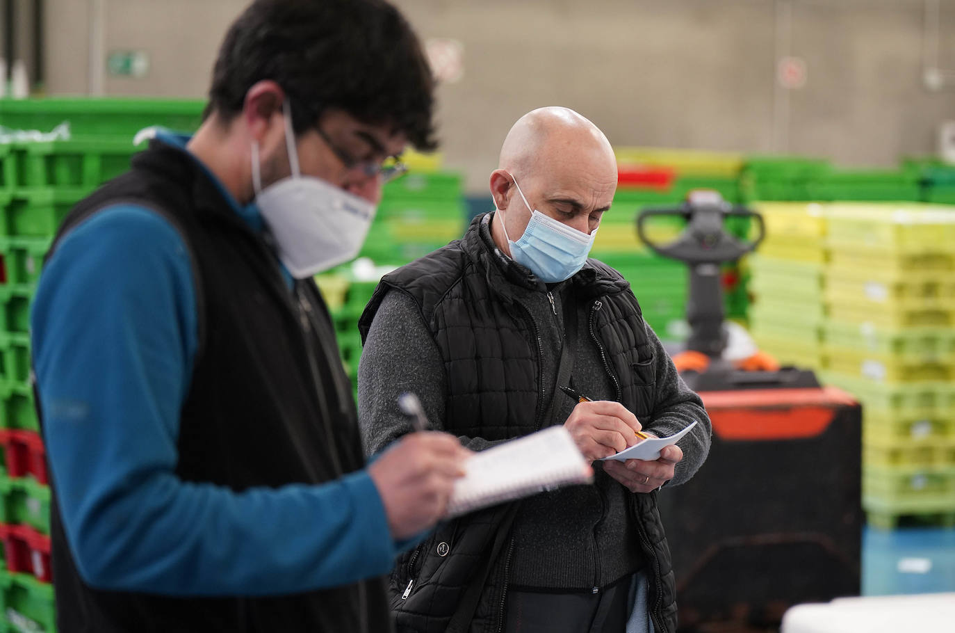 La lonja de Pasaia confirma que la Navidad será distinta, al detectarse en los encargos que las celebraciones van a ser de menos personas. Armadores, vendedores, mayoristas y minoristas trabajan estos días sin descanso para que ninguna familia o establecimiento hostelero se quede estas Navidades sin pescado fresco.