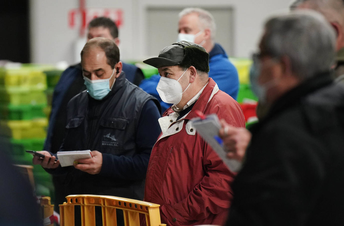 La lonja de Pasaia confirma que la Navidad será distinta, al detectarse en los encargos que las celebraciones van a ser de menos personas. Armadores, vendedores, mayoristas y minoristas trabajan estos días sin descanso para que ninguna familia o establecimiento hostelero se quede estas Navidades sin pescado fresco.