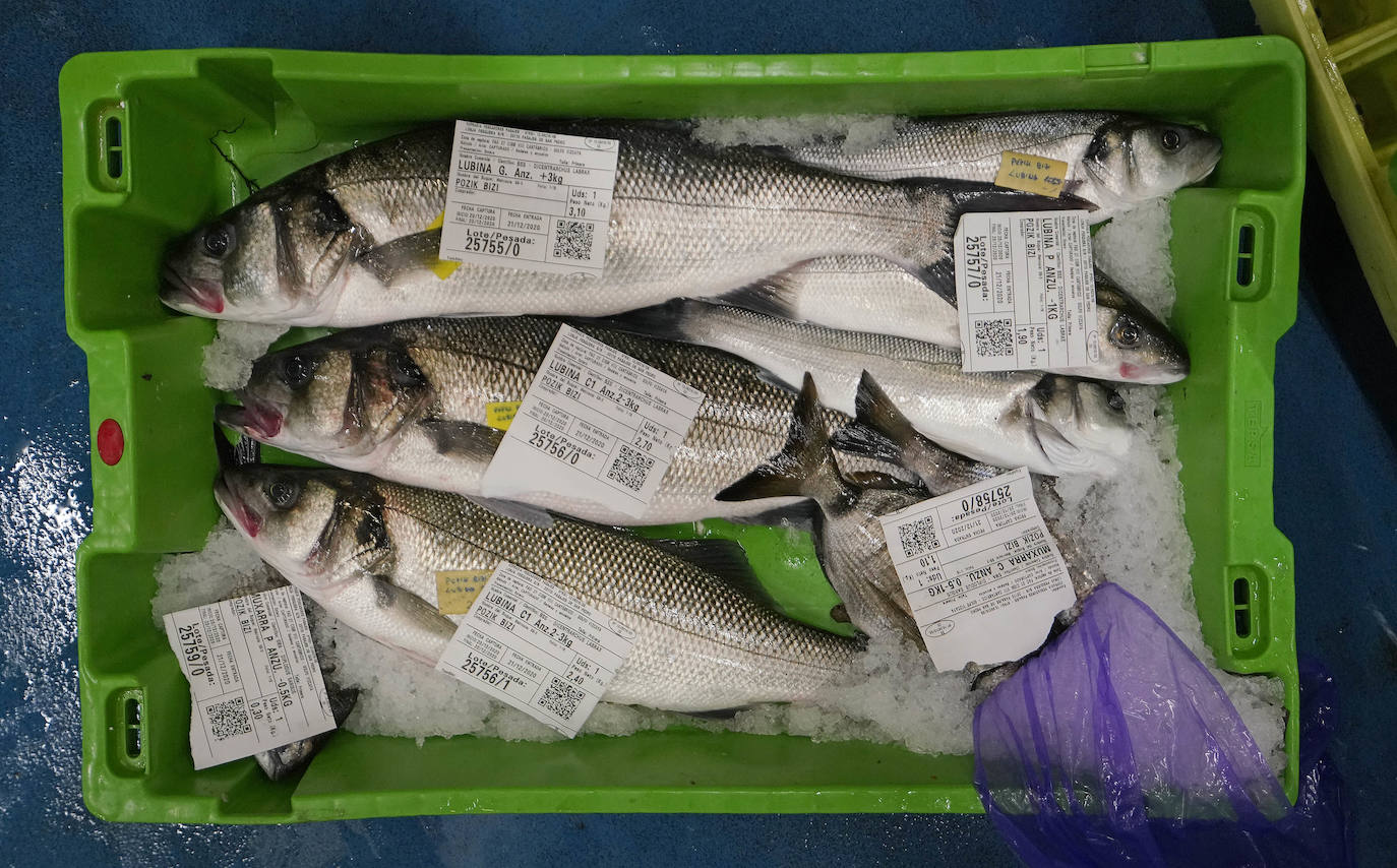 La lonja de Pasaia confirma que la Navidad será distinta, al detectarse en los encargos que las celebraciones van a ser de menos personas. Armadores, vendedores, mayoristas y minoristas trabajan estos días sin descanso para que ninguna familia o establecimiento hostelero se quede estas Navidades sin pescado fresco.