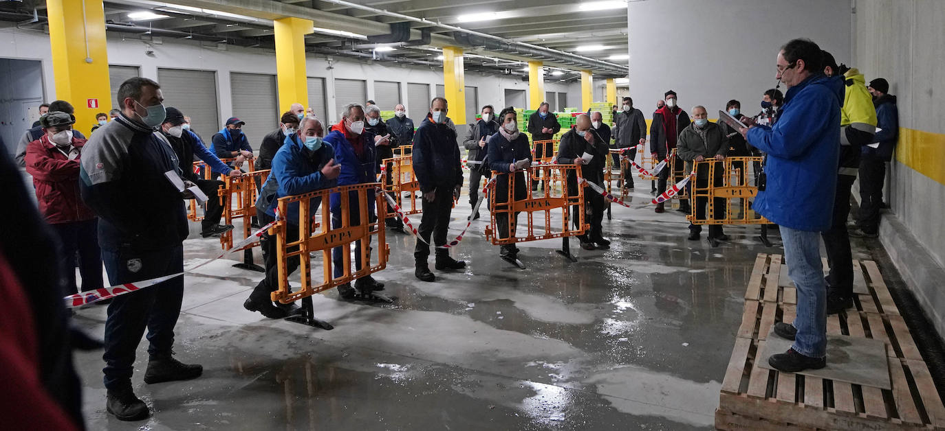 La lonja de Pasaia confirma que la Navidad será distinta, al detectarse en los encargos que las celebraciones van a ser de menos personas. Armadores, vendedores, mayoristas y minoristas trabajan estos días sin descanso para que ninguna familia o establecimiento hostelero se quede estas Navidades sin pescado fresco.