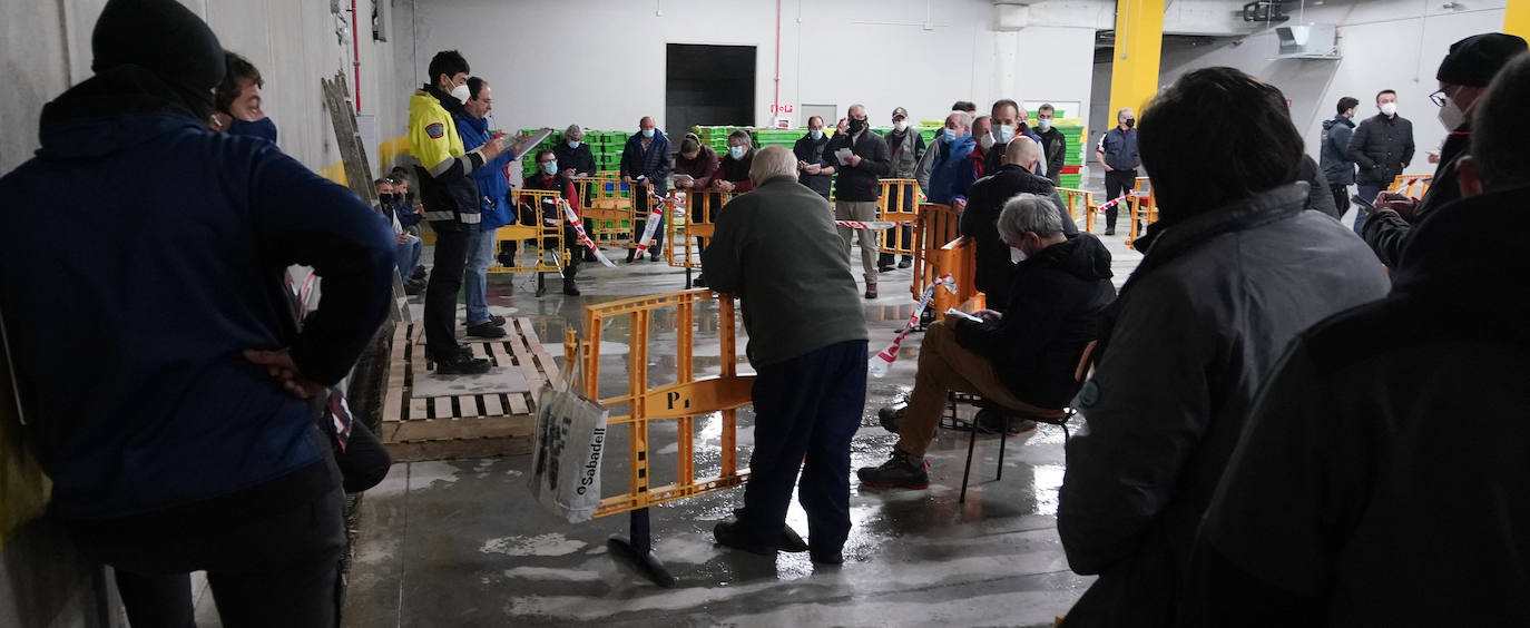 La lonja de Pasaia confirma que la Navidad será distinta, al detectarse en los encargos que las celebraciones van a ser de menos personas. Armadores, vendedores, mayoristas y minoristas trabajan estos días sin descanso para que ninguna familia o establecimiento hostelero se quede estas Navidades sin pescado fresco.