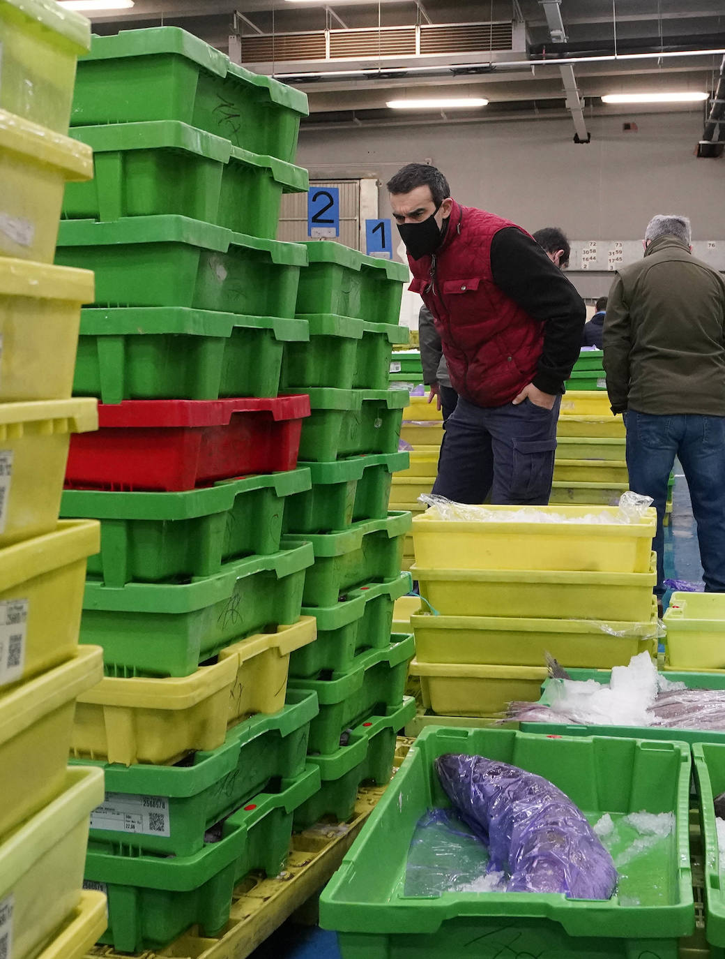 La lonja de Pasaia confirma que la Navidad será distinta, al detectarse en los encargos que las celebraciones van a ser de menos personas. Armadores, vendedores, mayoristas y minoristas trabajan estos días sin descanso para que ninguna familia o establecimiento hostelero se quede estas Navidades sin pescado fresco.