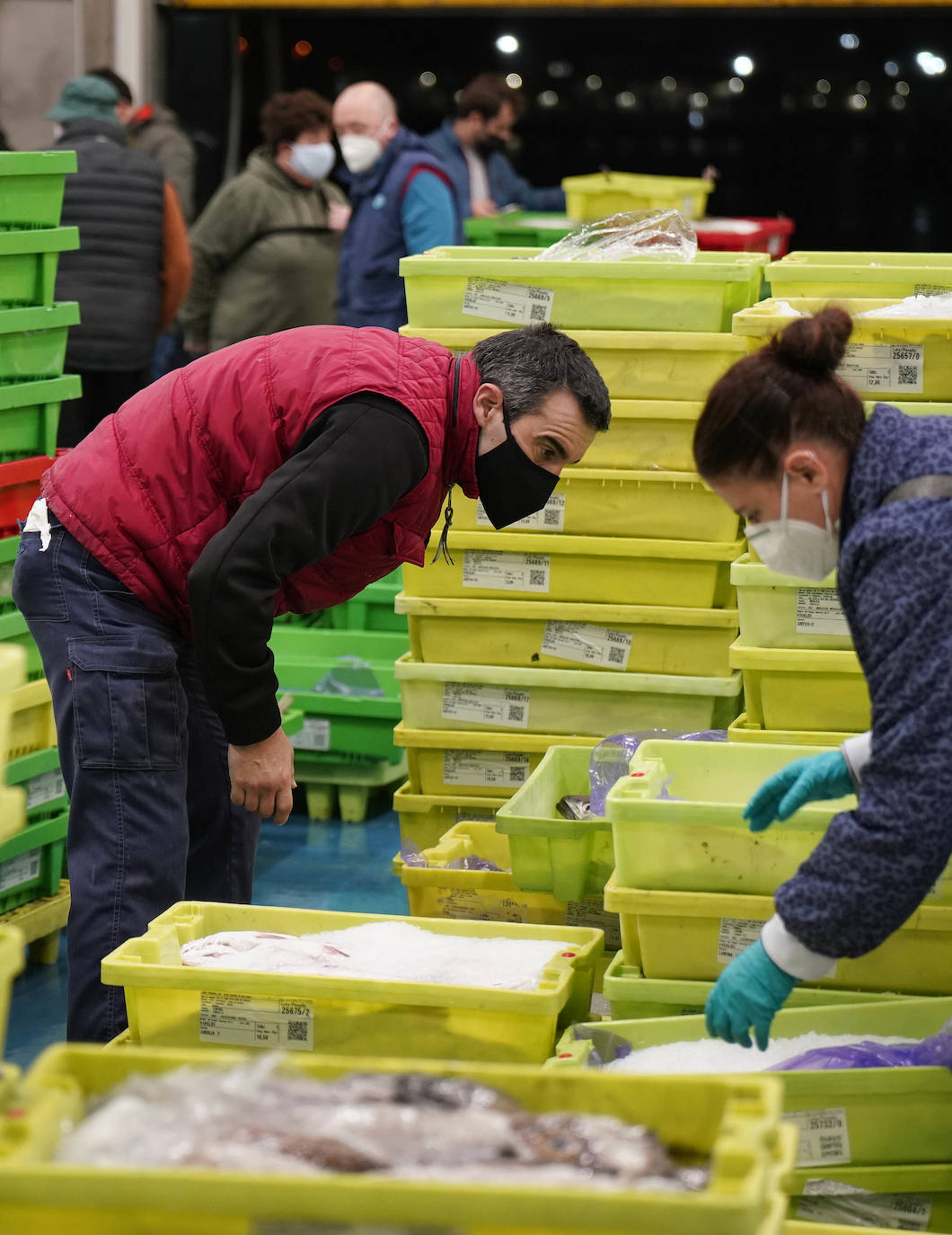 La lonja de Pasaia confirma que la Navidad será distinta, al detectarse en los encargos que las celebraciones van a ser de menos personas. Armadores, vendedores, mayoristas y minoristas trabajan estos días sin descanso para que ninguna familia o establecimiento hostelero se quede estas Navidades sin pescado fresco.