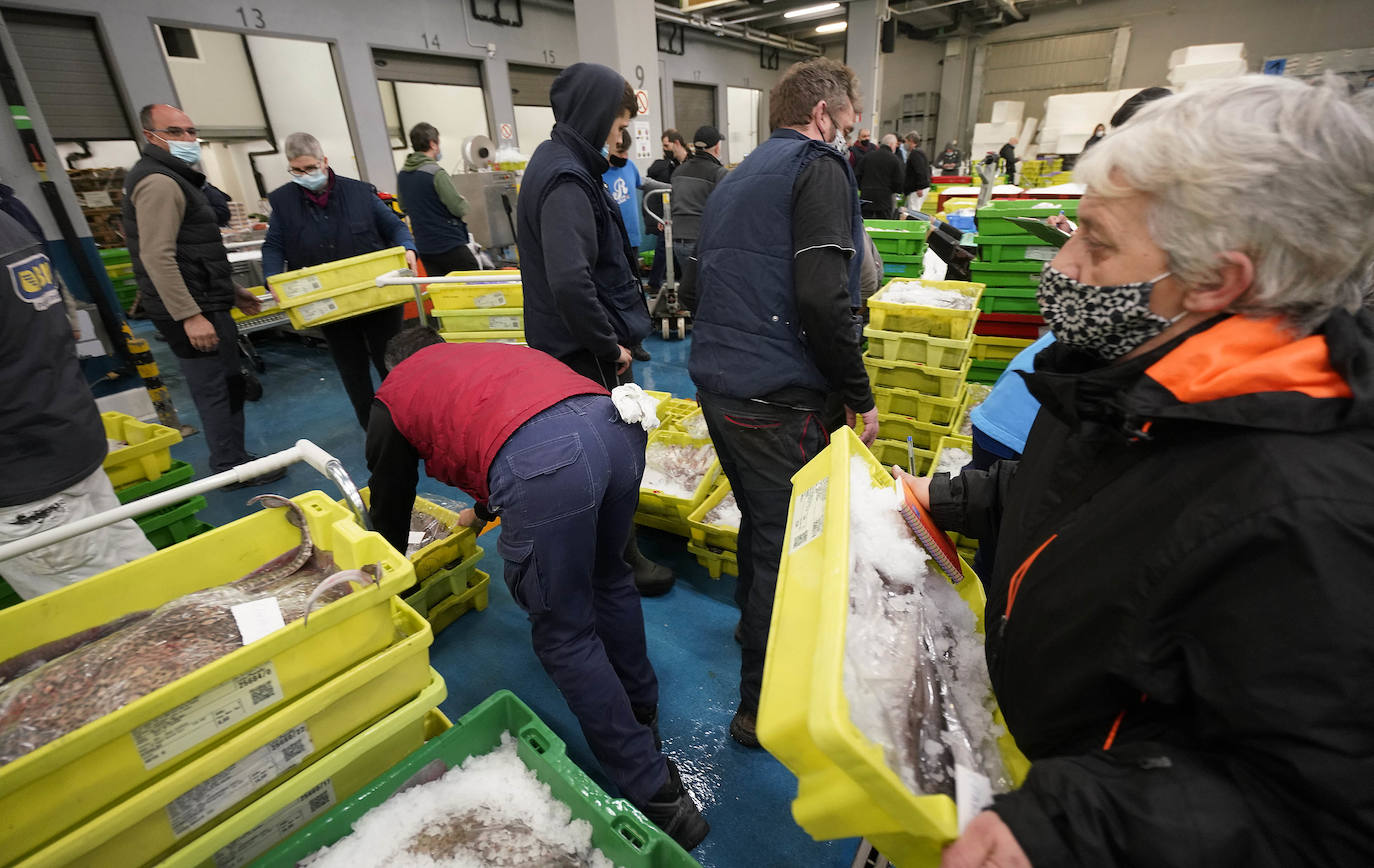 La lonja de Pasaia confirma que la Navidad será distinta, al detectarse en los encargos que las celebraciones van a ser de menos personas. Armadores, vendedores, mayoristas y minoristas trabajan estos días sin descanso para que ninguna familia o establecimiento hostelero se quede estas Navidades sin pescado fresco.