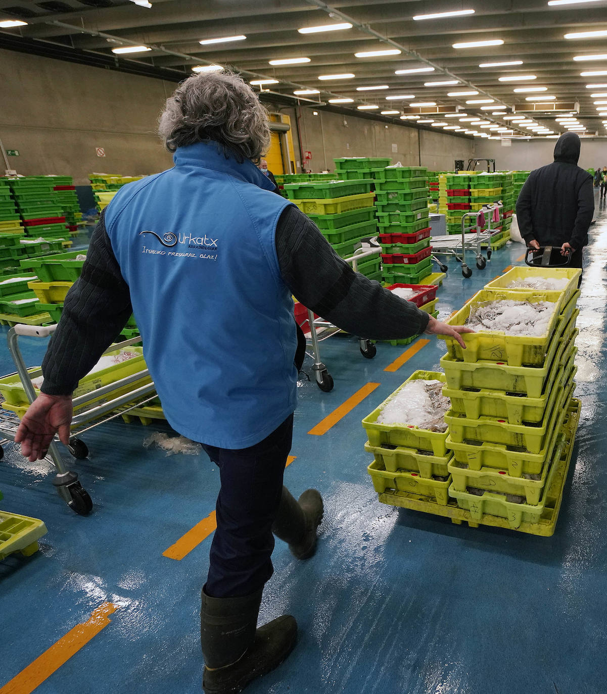 La lonja de Pasaia confirma que la Navidad será distinta, al detectarse en los encargos que las celebraciones van a ser de menos personas. Armadores, vendedores, mayoristas y minoristas trabajan estos días sin descanso para que ninguna familia o establecimiento hostelero se quede estas Navidades sin pescado fresco.