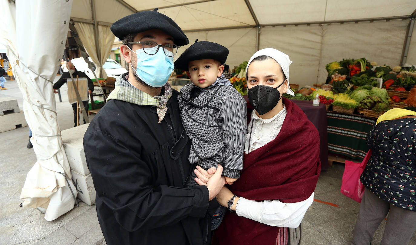 La fiesta de Santo Tomás de 2020 pasará a la historia de San Sebastián como una de las más desangeladas por culpa de la pandemia del coronavirus. La falta de puestos de txistorra, mercados típicos de esta fecha y demás eventos, sin olvidar la ausencia de la tradicional cerda en la Plaza de La Constitución, han provocado un inédito y desangelado escenario en las calles donostiarras. Las duras restricciones a la hostelería también han enfriado el ambiente festivo en todos los barrios de la ciudad. Y eso que el tiempo ha acompañado. El sol y una agradable temperatura han sido insuficientes para calentar el ánimo festivo de los donostiarras.