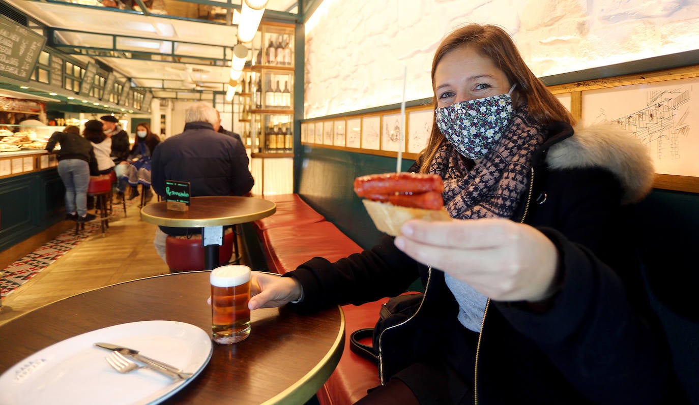 La fiesta de Santo Tomás de 2020 pasará a la historia de San Sebastián como una de las más desangeladas por culpa de la pandemia del coronavirus. La falta de puestos de txistorra, mercados típicos de esta fecha y demás eventos, sin olvidar la ausencia de la tradicional cerda en la Plaza de La Constitución, han provocado un inédito y desangelado escenario en las calles donostiarras. Las duras restricciones a la hostelería también han enfriado el ambiente festivo en todos los barrios de la ciudad. Y eso que el tiempo ha acompañado. El sol y una agradable temperatura han sido insuficientes para calentar el ánimo festivo de los donostiarras.