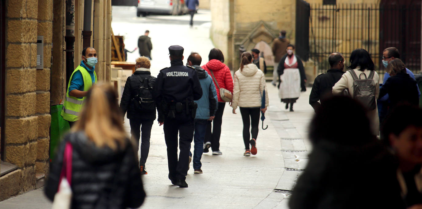 La fiesta de Santo Tomás de 2020 pasará a la historia de San Sebastián como una de las más desangeladas por culpa de la pandemia del coronavirus. La falta de puestos de txistorra, mercados típicos de esta fecha y demás eventos, sin olvidar la ausencia de la tradicional cerda en la Plaza de La Constitución, han provocado un inédito y desangelado escenario en las calles donostiarras. Las duras restricciones a la hostelería también han enfriado el ambiente festivo en todos los barrios de la ciudad. Y eso que el tiempo ha acompañado. El sol y una agradable temperatura han sido insuficientes para calentar el ánimo festivo de los donostiarras.