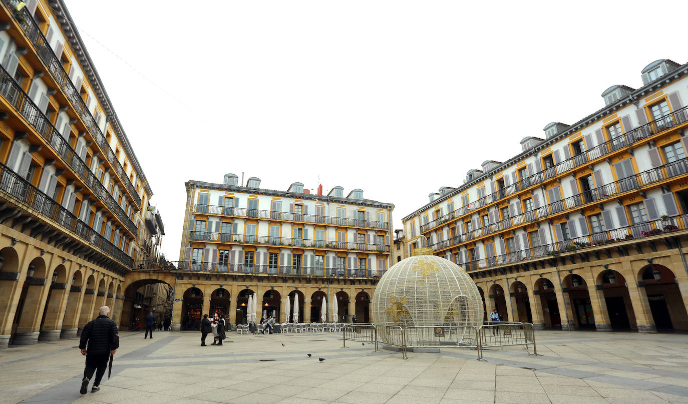 La fiesta de Santo Tomás de 2020 pasará a la historia de San Sebastián como una de las más desangeladas por culpa de la pandemia del coronavirus. La falta de puestos de txistorra, mercados típicos de esta fecha y demás eventos, sin olvidar la ausencia de la tradicional cerda en la Plaza de La Constitución, han provocado un inédito y desangelado escenario en las calles donostiarras. Las duras restricciones a la hostelería también han enfriado el ambiente festivo en todos los barrios de la ciudad. Y eso que el tiempo ha acompañado. El sol y una agradable temperatura han sido insuficientes para calentar el ánimo festivo de los donostiarras.