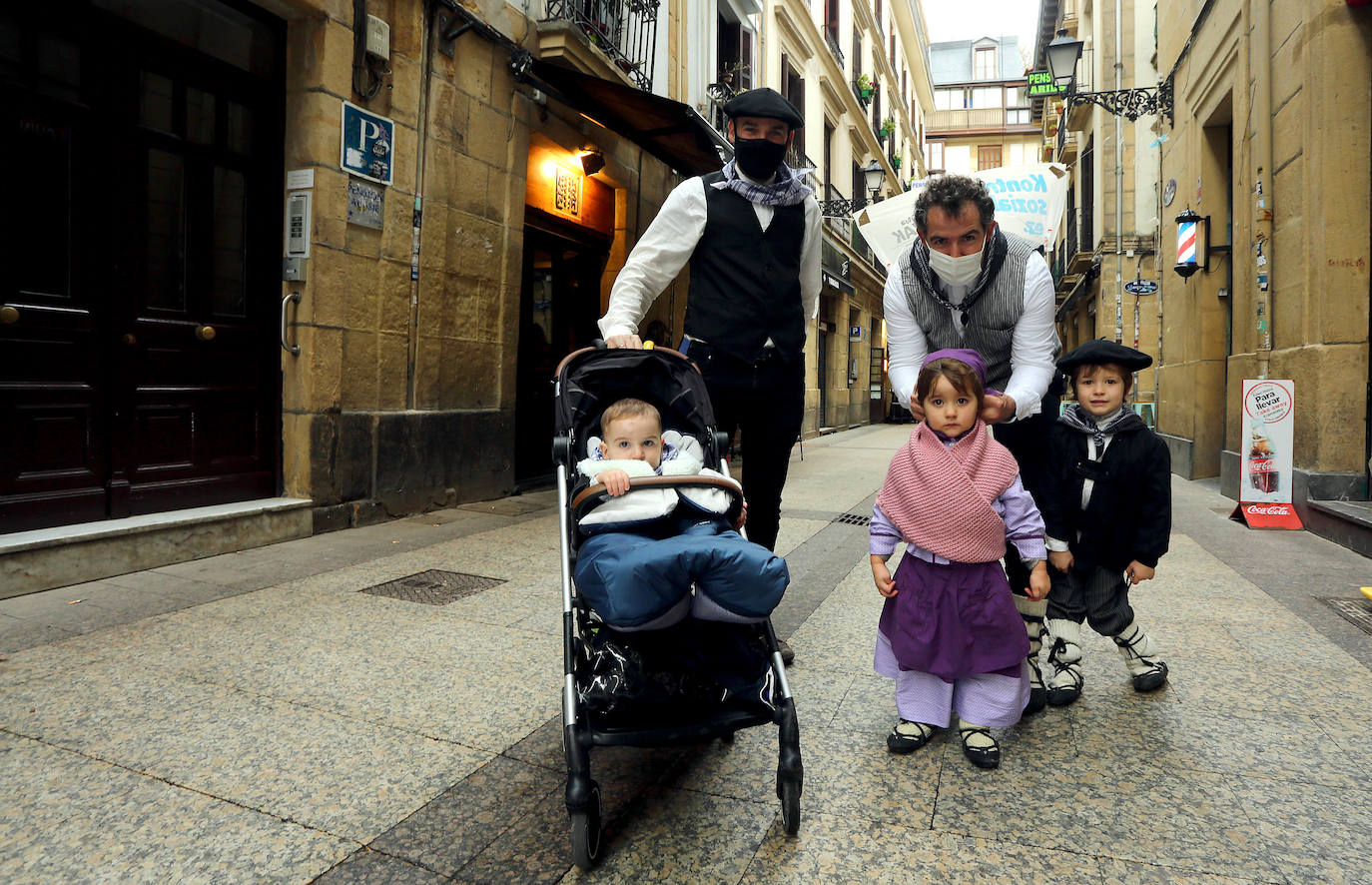 La fiesta de Santo Tomás de 2020 pasará a la historia de San Sebastián como una de las más desangeladas por culpa de la pandemia del coronavirus. La falta de puestos de txistorra, mercados típicos de esta fecha y demás eventos, sin olvidar la ausencia de la tradicional cerda en la Plaza de La Constitución, han provocado un inédito y desangelado escenario en las calles donostiarras. Las duras restricciones a la hostelería también han enfriado el ambiente festivo en todos los barrios de la ciudad. Y eso que el tiempo ha acompañado. El sol y una agradable temperatura han sido insuficientes para calentar el ánimo festivo de los donostiarras.