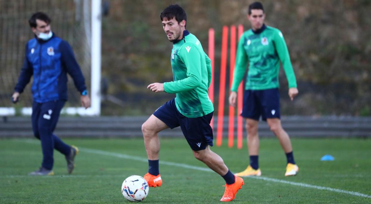 Silva conduce el balón en el transcurso delentrenamiento de ayer en Zubieta, conRoberto López, a la espalda. 