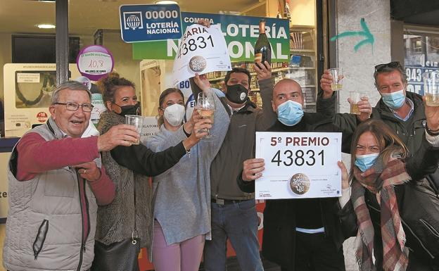 Txomin Mendoza y Naiara García celebran el premio en Jose María Salaberria, en Donostia.