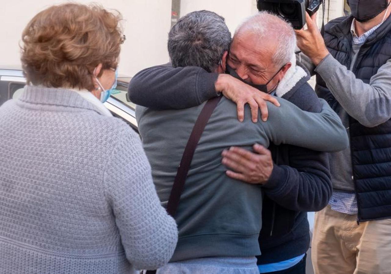 Un hombre celebra que le ha tocado el Gordo de la Lotería de Navidad en la localidad onubense de Punta Umbría