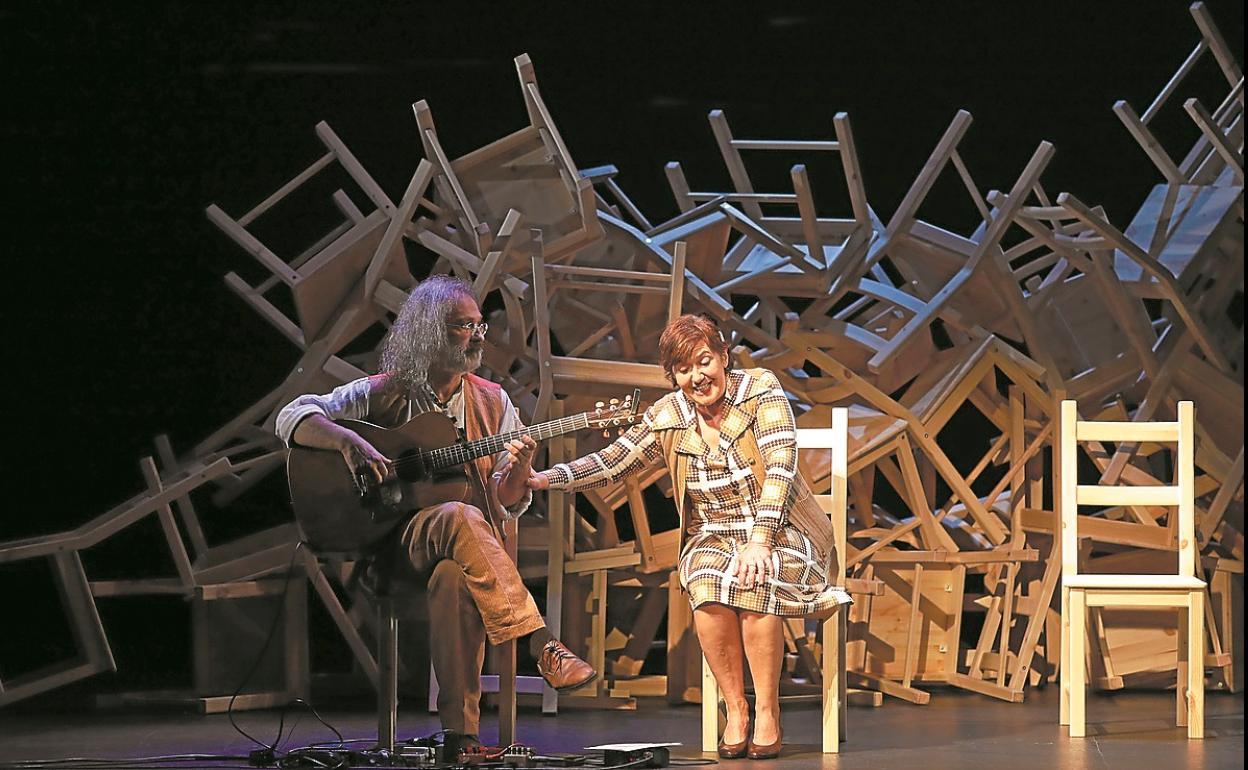 Anjel Unzu, en el papel de Iparragirre, junto a la actriz Ane Gabarain.