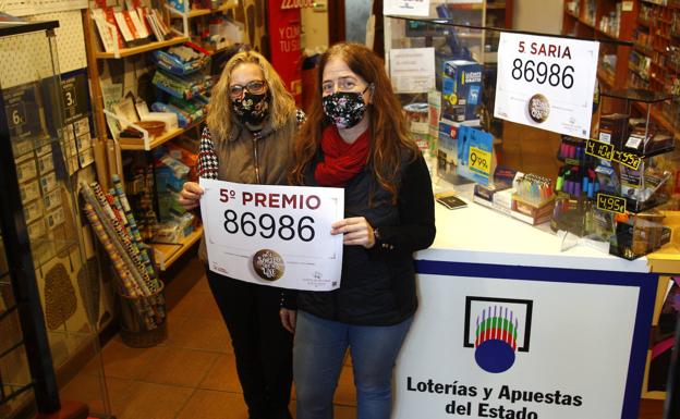 Un estanco de Irun se estrena repartiendo 18.000 euros con el quinto premio de la Lotería de Navidad