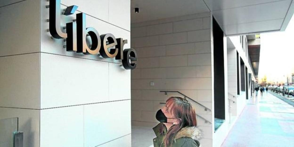 Una mujer se fija en el nuevo nombre del apartahotel, en el edificio del antiguo Barcelo Gasteiz. 