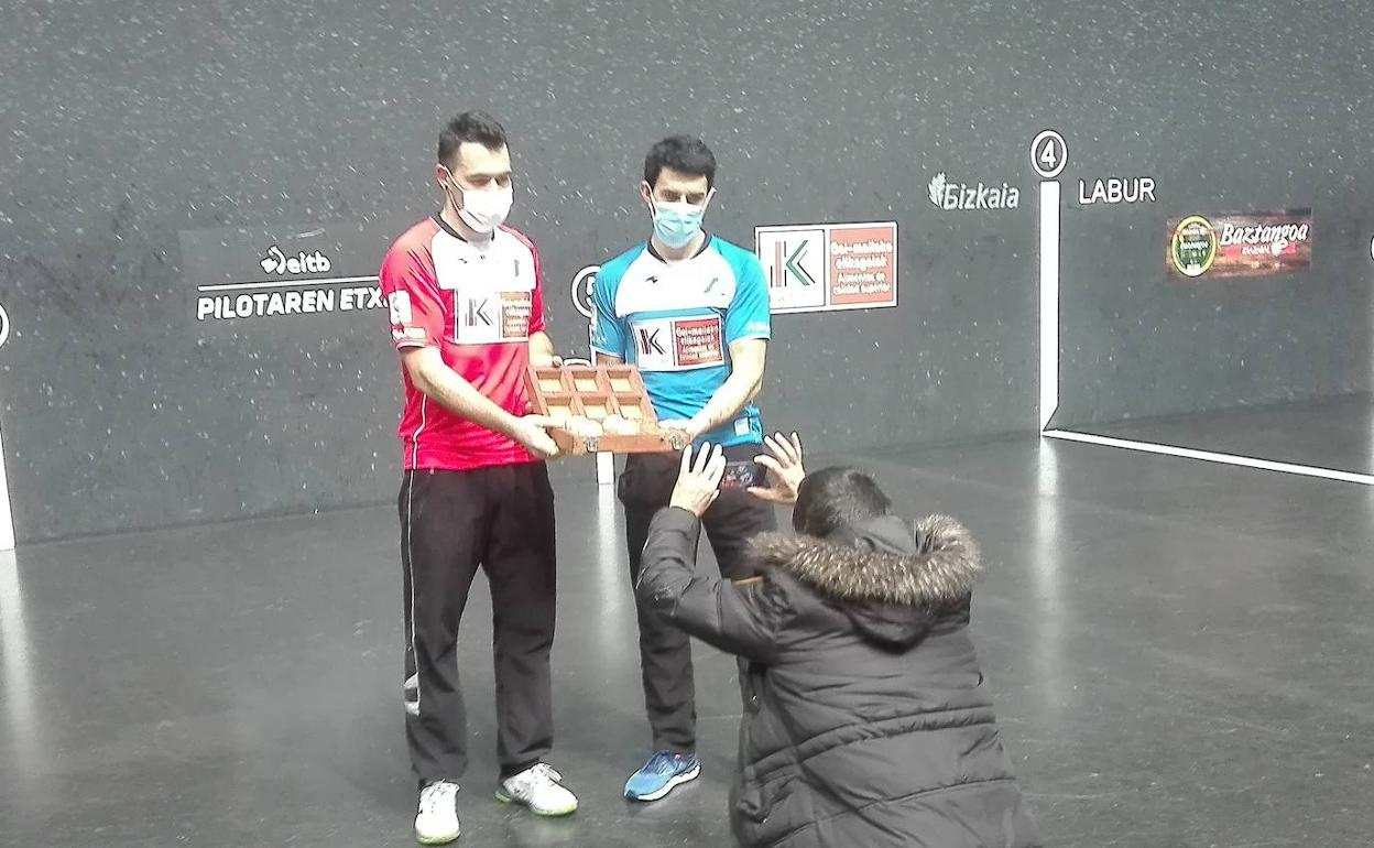 Jaka y Altuna posan con las pelotas escogidas.