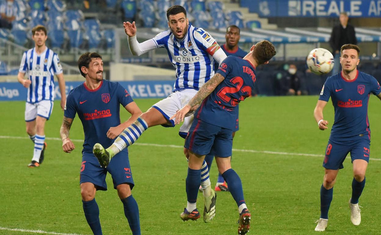 Merino salta entre Savic y Trippier. 