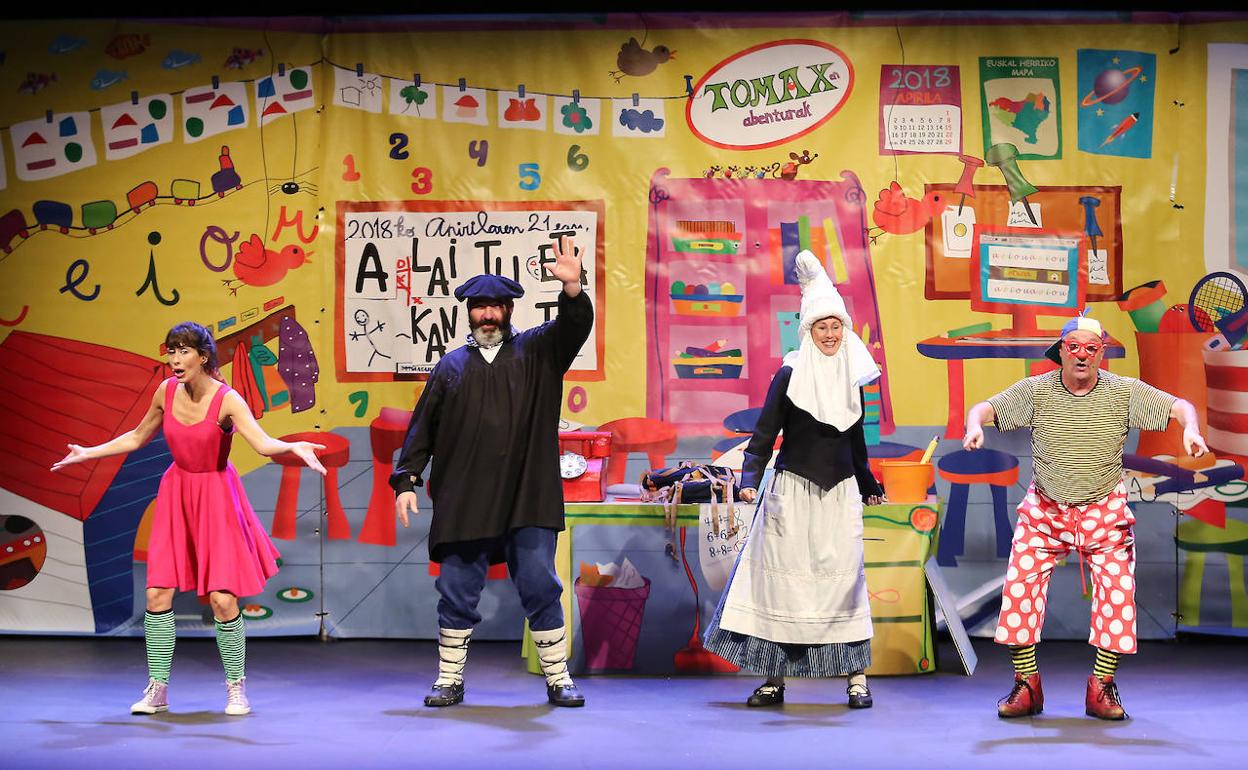 Olentzero y Maridomingi han estado esta mañana en el Teatro Principal de Donostia atendiendo a los niños.