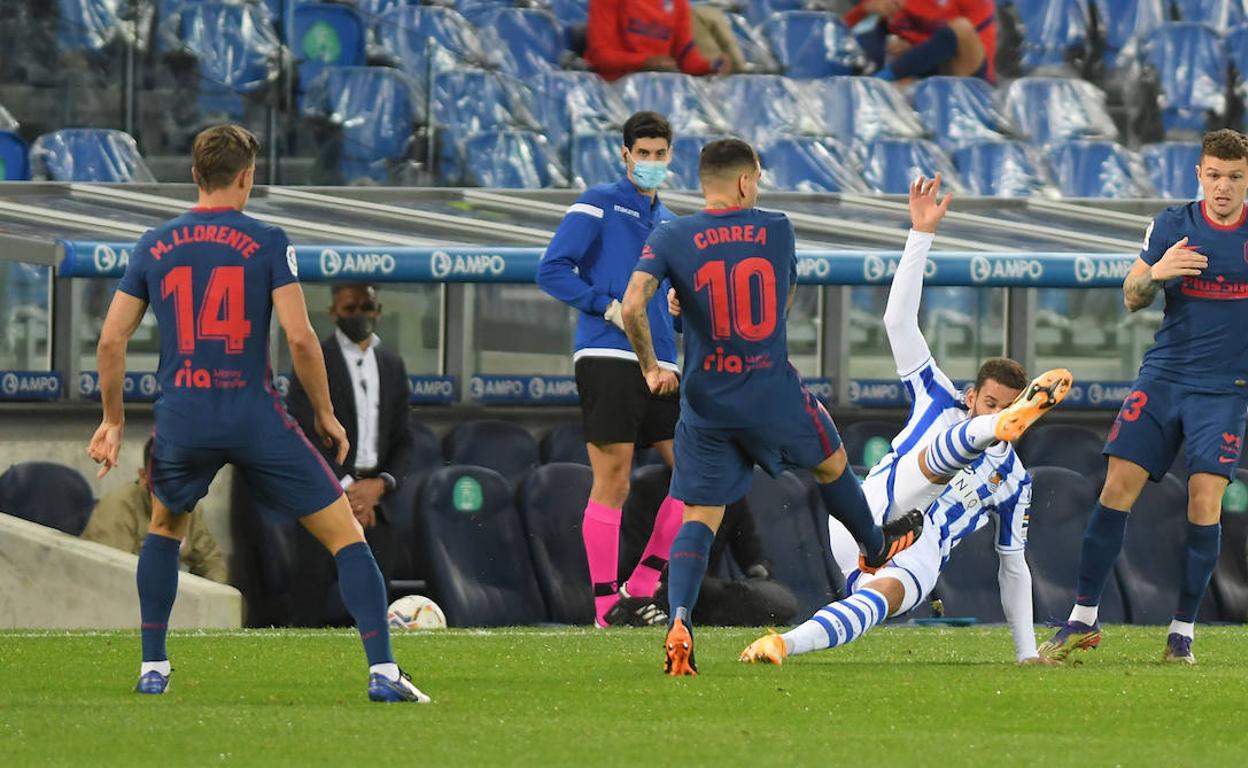 Willian José aleja un balón ante la presión de Correa y Trippier. 