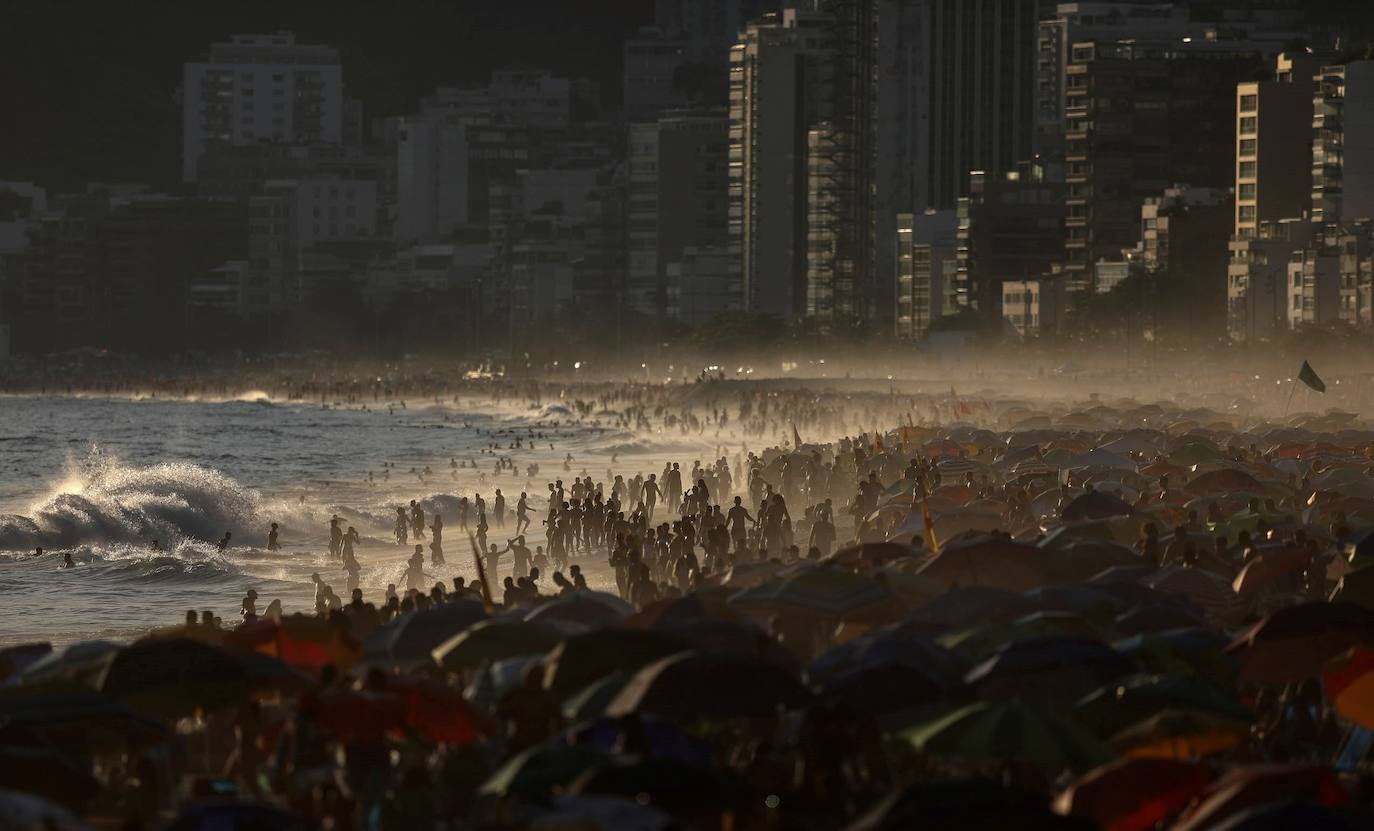 Las playas de Río de Janeiro fueron tomadas por miles de cariocas y turistas en vísperas del inicio del verano austral, lo que encendió las alertas de los especialistas ante la posibilidad de que tales aglomeraciones agraven la pandemia de la covid en esta ciudad brasileña.