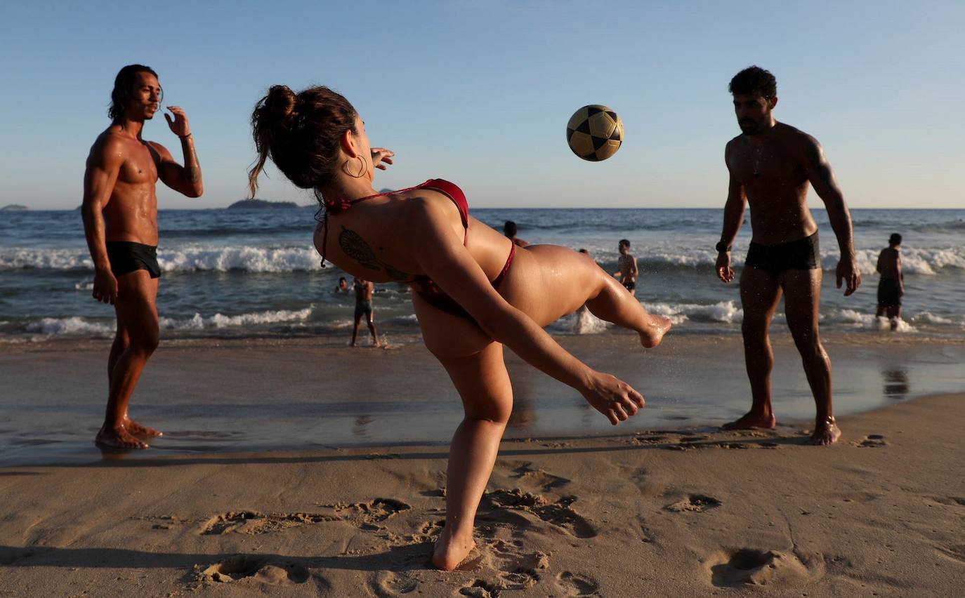 Las playas de Río de Janeiro fueron tomadas por miles de cariocas y turistas en vísperas del inicio del verano austral, lo que encendió las alertas de los especialistas ante la posibilidad de que tales aglomeraciones agraven la pandemia de la covid en esta ciudad brasileña.