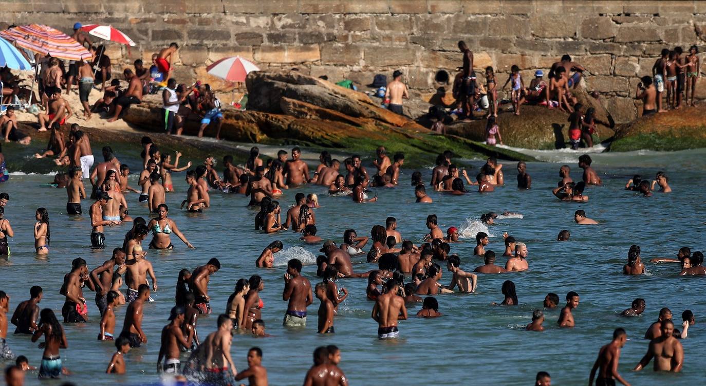 Las playas de Río de Janeiro fueron tomadas por miles de cariocas y turistas en vísperas del inicio del verano austral, lo que encendió las alertas de los especialistas ante la posibilidad de que tales aglomeraciones agraven la pandemia de la covid en esta ciudad brasileña.