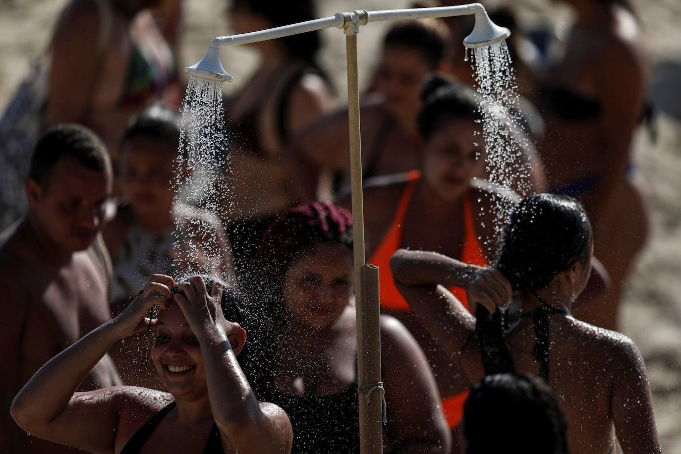 Las playas de Río de Janeiro fueron tomadas por miles de cariocas y turistas en vísperas del inicio del verano austral, lo que encendió las alertas de los especialistas ante la posibilidad de que tales aglomeraciones agraven la pandemia de la covid en esta ciudad brasileña.