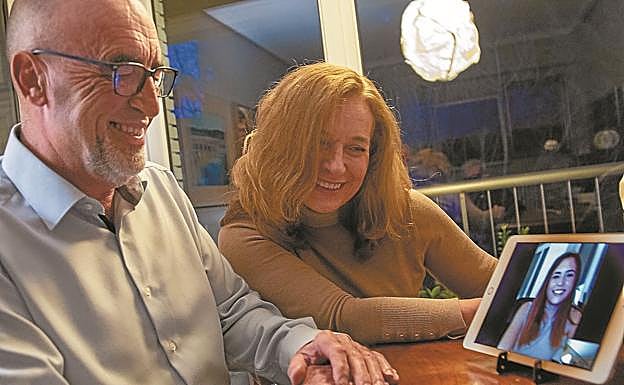 Enrique y Teresa, charlando desde Donostia con su hija Tati. 