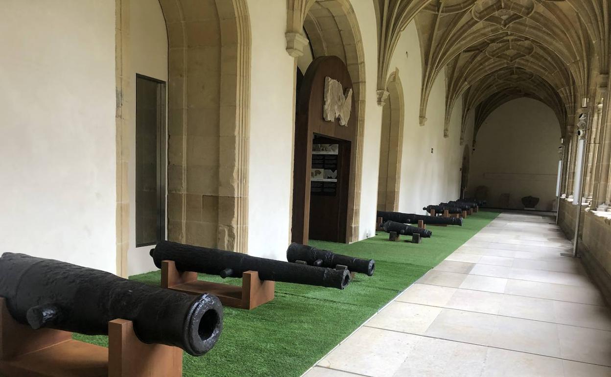 Los cañones estarán expuestos en el claustro hasta primavera.
