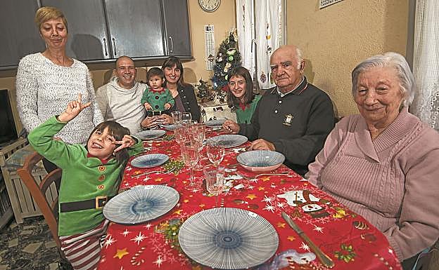 La familia de Leire e Iñaki cenarán hoy en su casa de Pasai San Pedro.