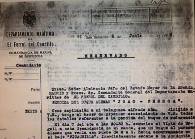Imagen secundaria 1 - En grande, el carguero 'Joao Pessoa' tenía una eslora de cien metros y desplazaba unas 3.000 toneladas. A la izquierda, la copia del parte del naufragio del buque y a la derecha, Genaro Mancisidor, el buzo que lo desguazó en 1945.