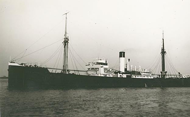 Imagen principal - En grande, el carguero 'Joao Pessoa' tenía una eslora de cien metros y desplazaba unas 3.000 toneladas. A la izquierda, la copia del parte del naufragio del buque y a la derecha, Genaro Mancisidor, el buzo que lo desguazó en 1945.